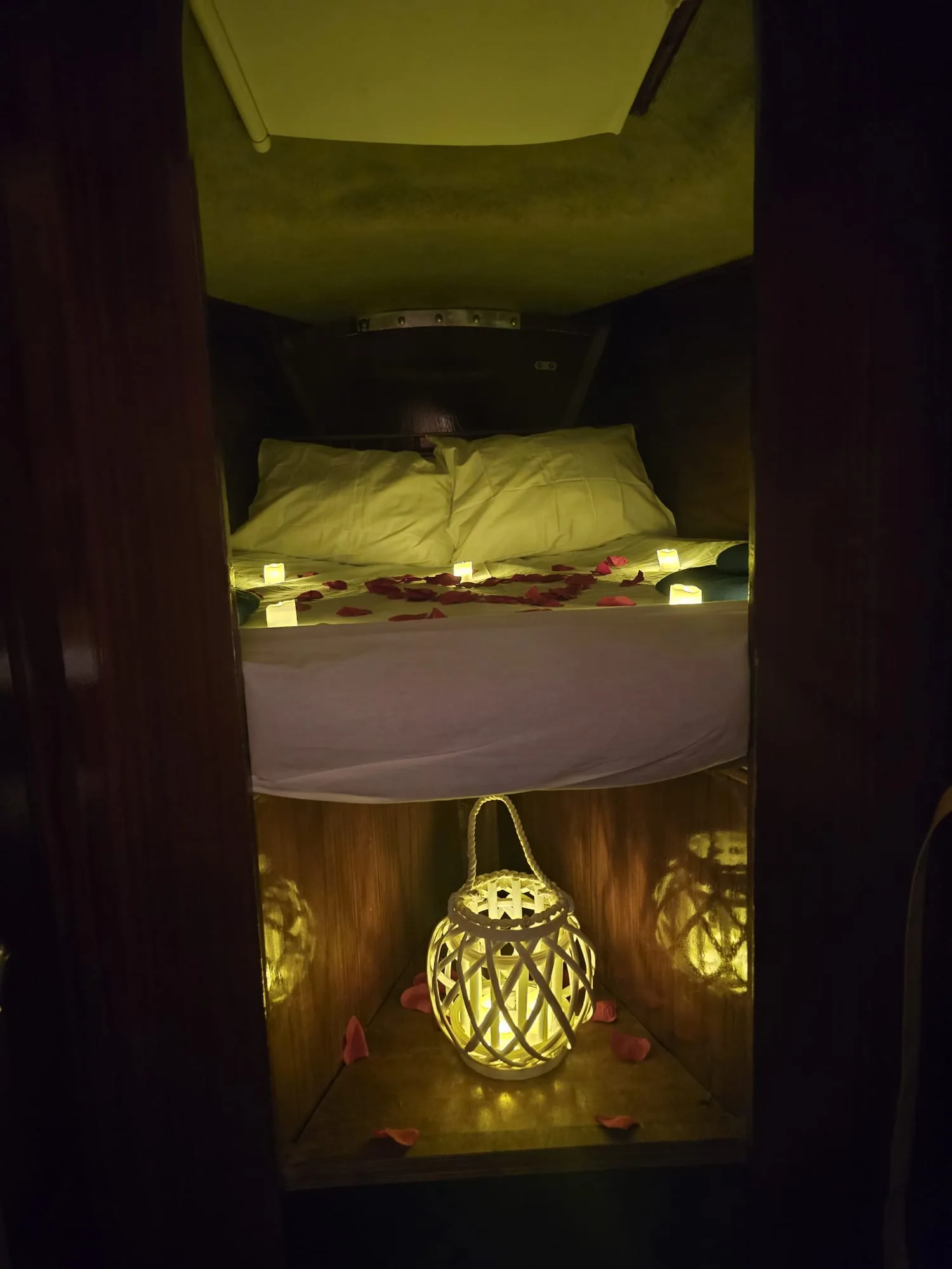 Momento íntimo em veleiro privado Barcelona — experiência romântica